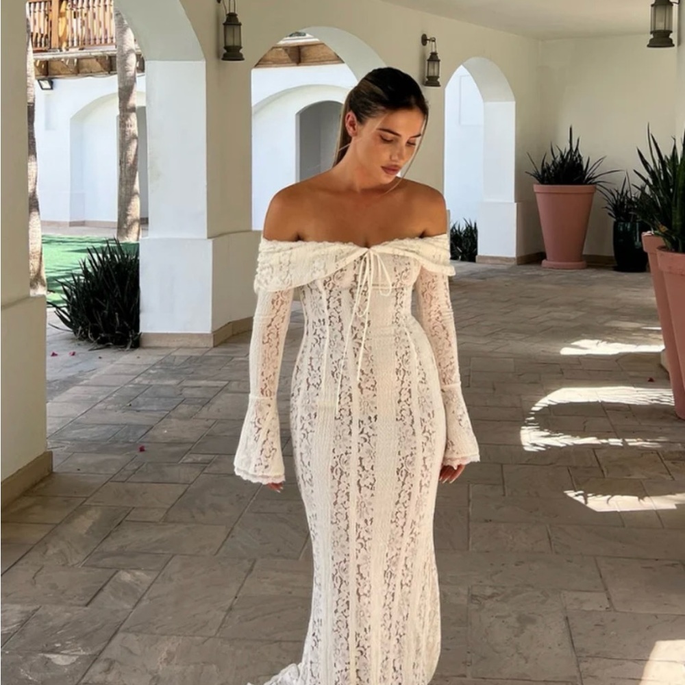 Elegant Off-Shoulder Lace Dress